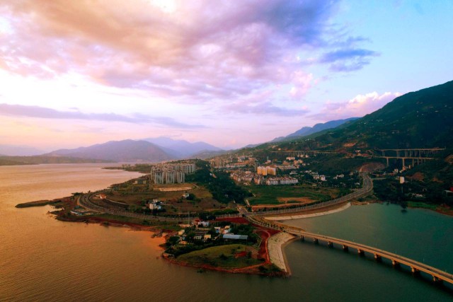 金沙江畔水韵巧家巧家县湖滨城市建设发展综述